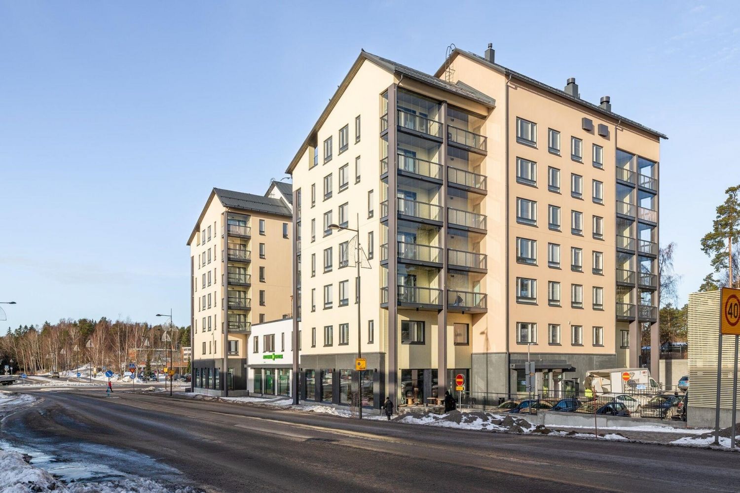 Uusi liiketila katutasossa, keskeisellä sijainnilla kasvavassa ja kehittyvällä alueella Sipoon Söderkullassa.Rakennuksessa liiketiloissa mm. R-Kioski, apteekki, neuvola sekä muuta terveydenhuoltoalan toimintaa. Löytyisikö näistä toiminnallenne synergiaa ?HUOM !! ALV palautus, jos huoneisto tul...