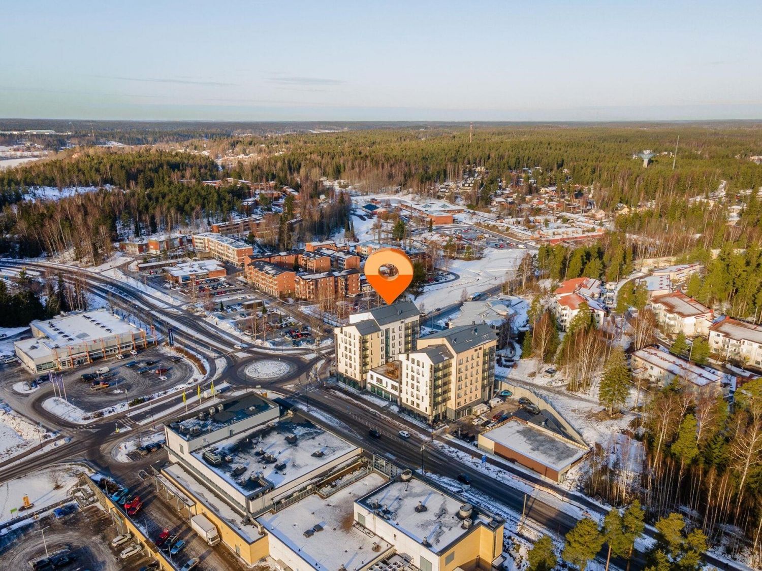 Uusi liiketila katutasossa, keskeisellä sijainnilla kasvavassa ja kehittyvällä alueella Sipoon Söderkullassa.Rakennuksessa liiketiloissa mm. R-Kioski, apteekki, neuvola sekä muuta terveydenhuoltoalan toimintaa. Löytyisikö näistä toiminnallenne synergiaa ?HUOM !! ALV palautus, jos huoneisto tul...