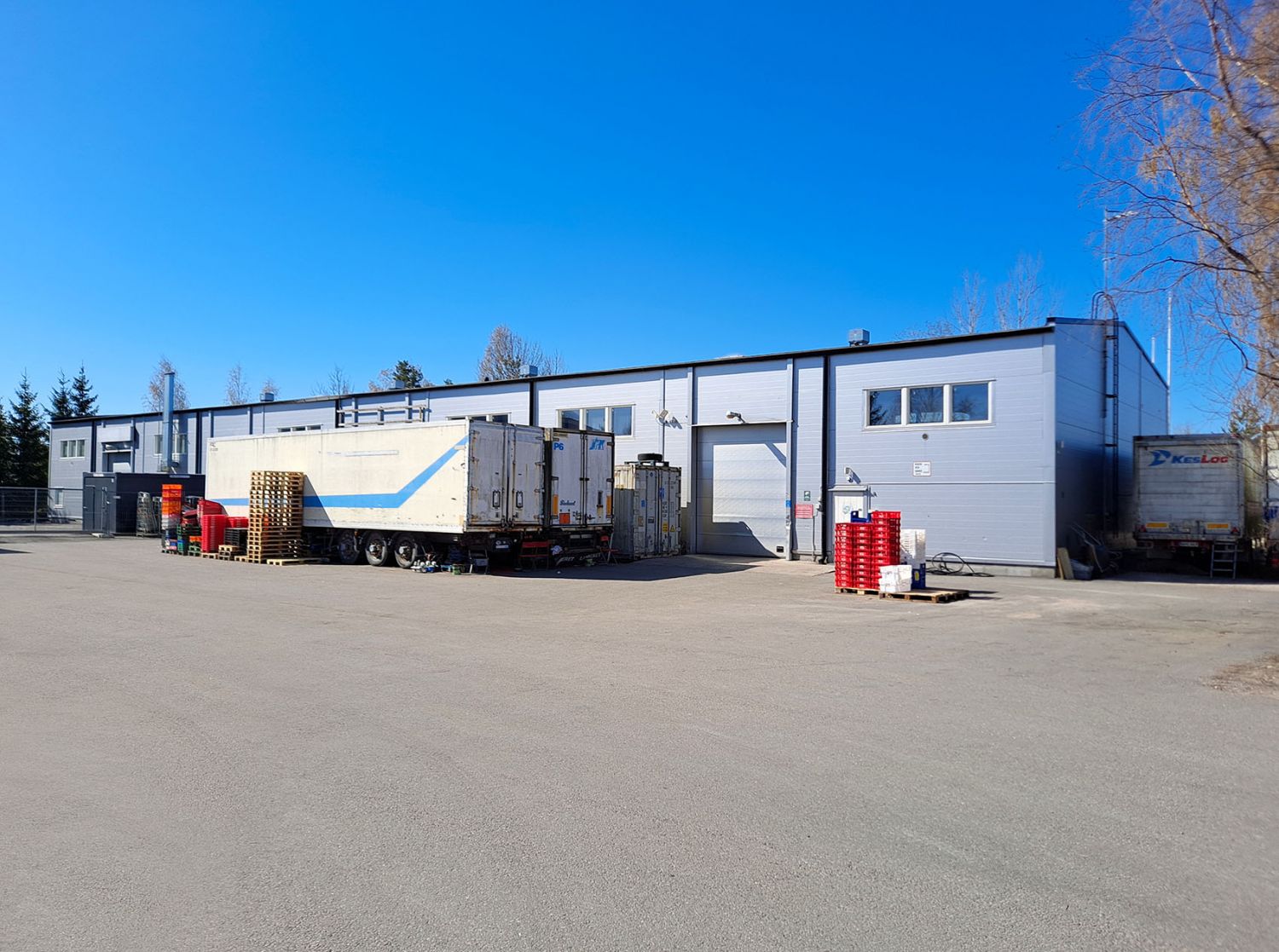 Myydään ja vuokrataan hyväkuntoista tuotantotilaa Mäntsälässä! Velaton myyntihinta: 798’000 €, vuokra: 6,90 €/m²/kk + al...