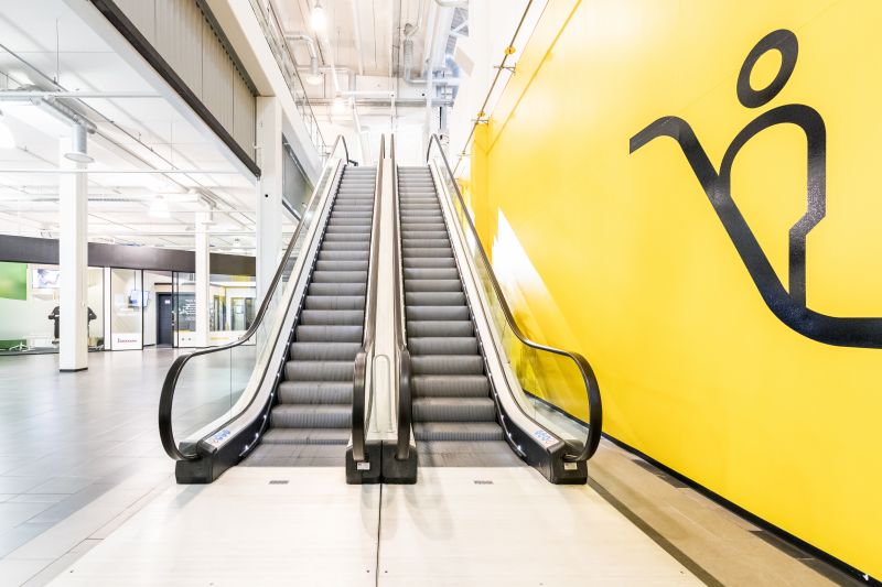 Liukuportaat toiseen kerrokseen