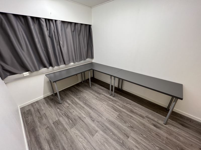 Oma 10m² lukittava toimisto, jossa on reilusti kaappitilaa.
Lisäksi käytössä 60m² yhteistilat, josta löytyy odotustila,...