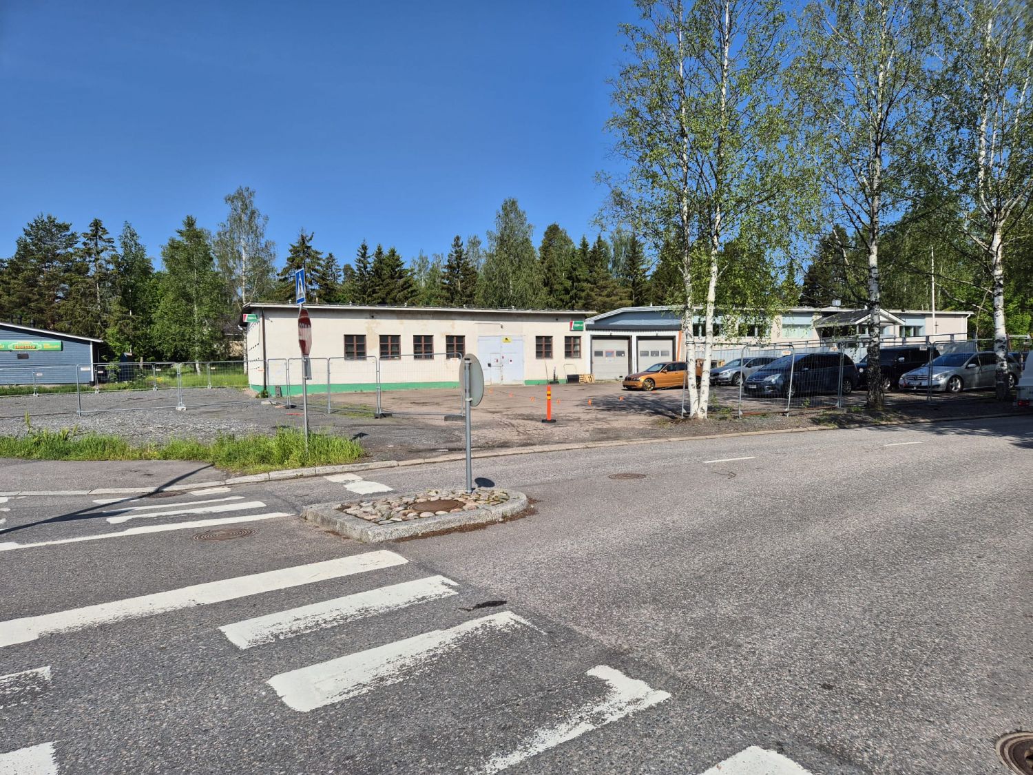 Hyvät tilat Järvenpään keskustassa erinomaisella sijainnilla. 1960 luvulla autokorjaamoksi rakennettu tila n.375m2. Iso piha, tontin koko 1924m2. Tilan pystyy helposti jakamaan 4 osaan. Voidaan vuokrata myös vain osa hallia/piha-aluetta. Piha-alue on aidattu.SAA TARJOTA!