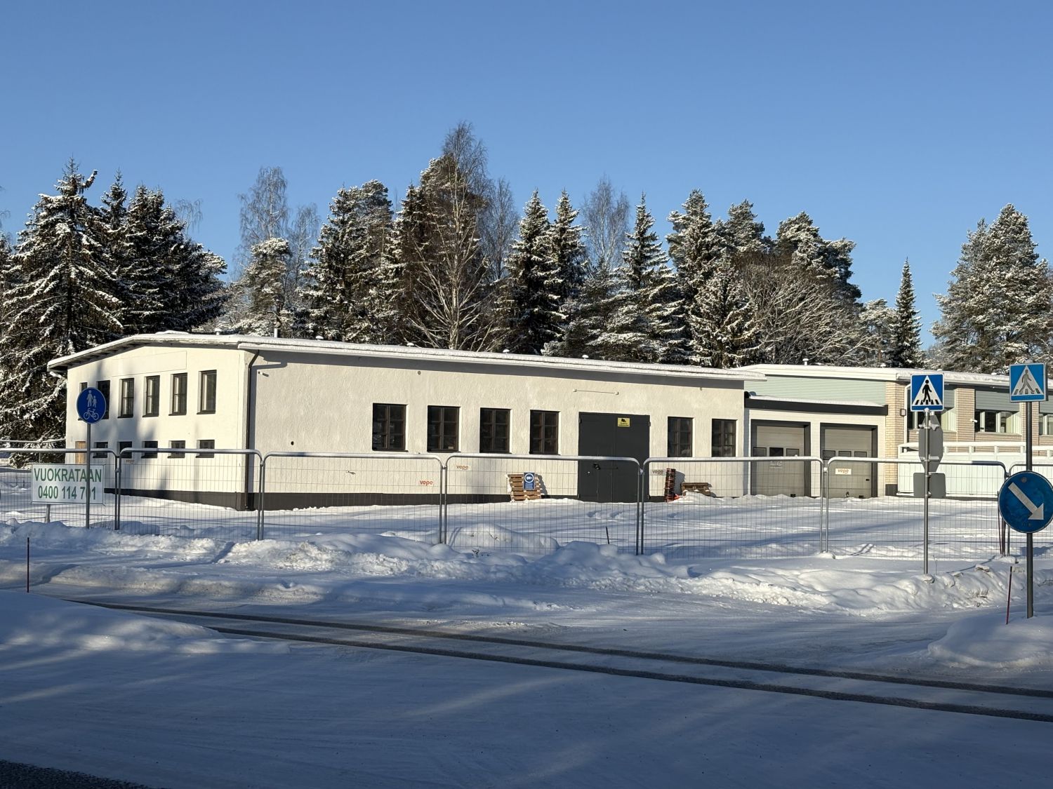 Hyvät tilat Järvenpään keskustassa erinomaisella sijainnilla. 1960 luvulla autokorjaamoksi rakennettu tila n.375m2. Iso piha, tontin koko 1924m2. Tilan pystyy helposti jakamaan 4 osaan. Voidaan vuokrata myös vain osa hallia/piha-aluetta. Piha-alue on aidattu.