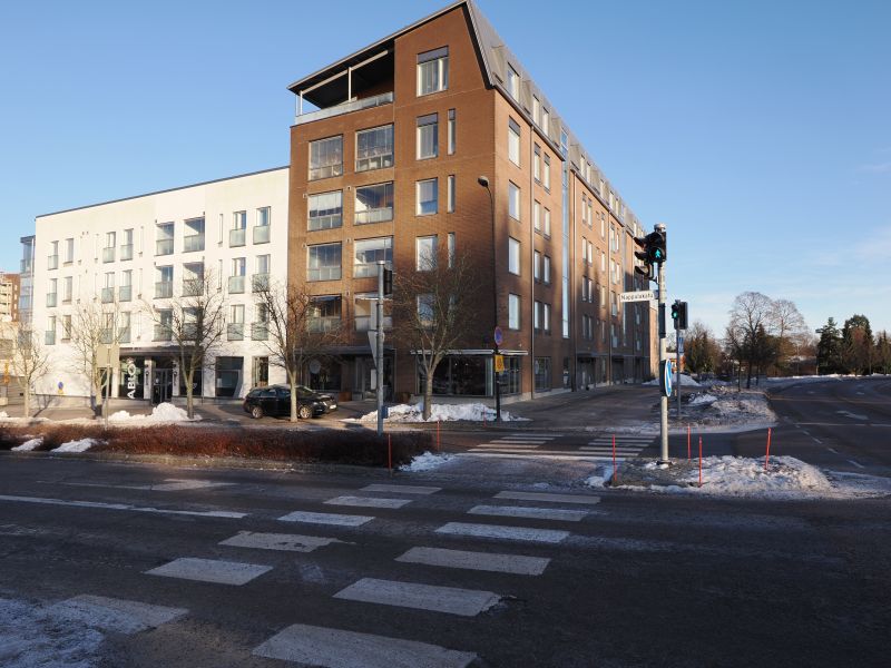 153,50 m2 katutason liiketila 15 m2 varastolla 2017 rakennetun talon kulmassa näkyvällä paikalla Hyrylässä. Lisää kuvia: www.jonne.fi