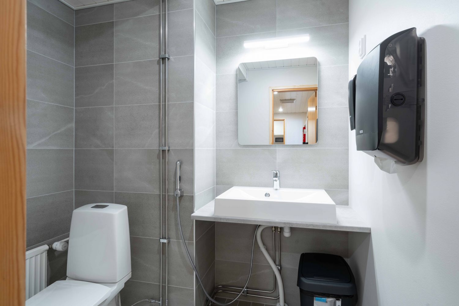 Yhteiskäyttötila: B-rapun kokoustilan wc-tila