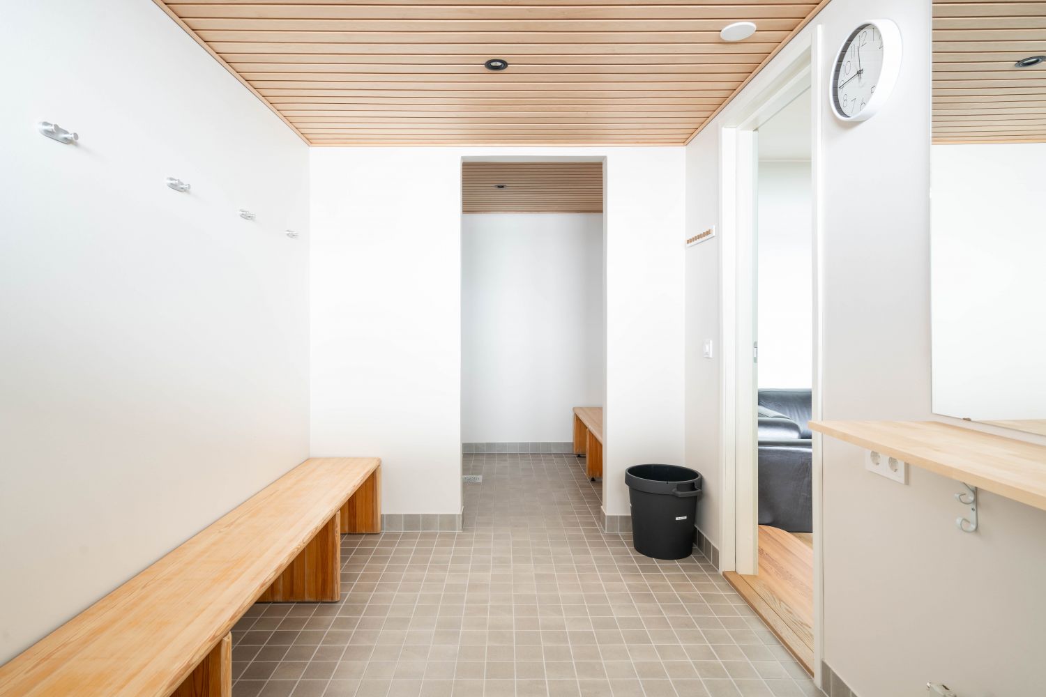 Yhteiskäyttötila: pukuhuone sauna-ja kokoustilat 