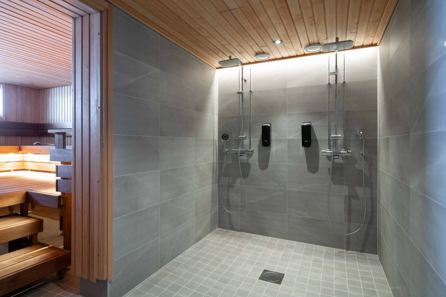 Yhteiskäyttötila: sauna- ja kokoustilan kylpyhuone