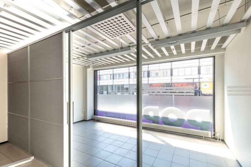 Neuvottelutilan ikkunat Asemakadulle