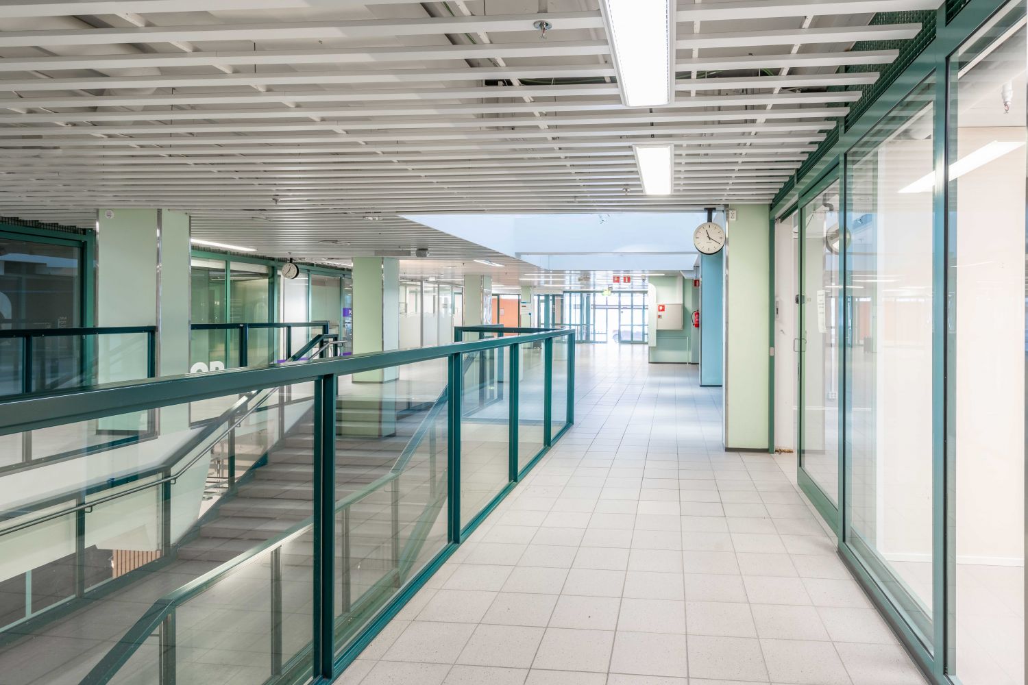 Yliopistonkadun sisääntulon kauppakäytävää