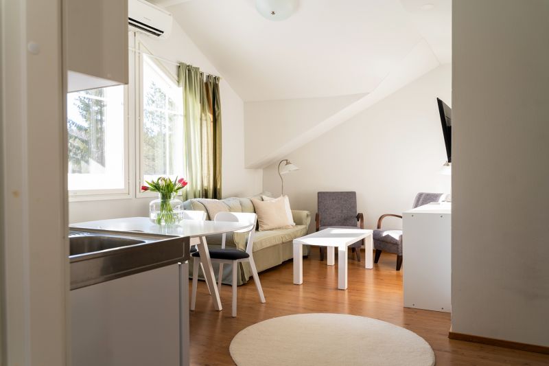 MYYDÄÄN MAJOITUSKIINTEISTÖ UPEISSA JÄRVENRANTAMAISEMISSA! Tarjousten perusteella