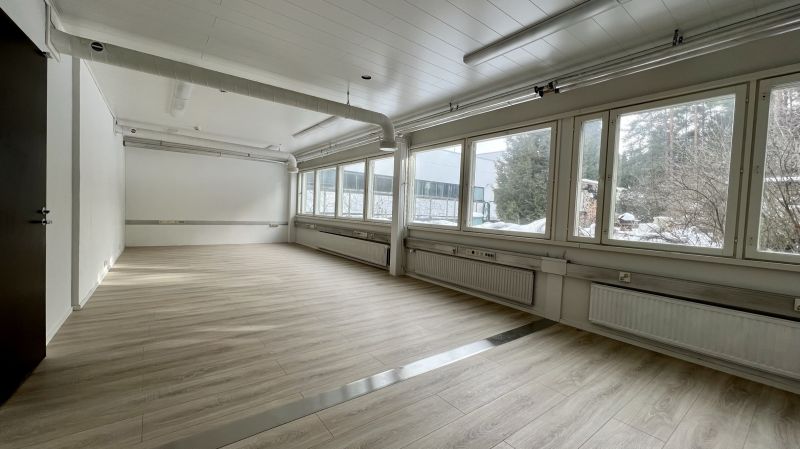 Siisti toimistokokonaisuus Piispanristillä Turun ja Kaarinan välissä. Tämä 1. kerroksen tila on yhdistettävissä 2. kerroksen saman kokoiseen tilaan. Vuokraan lisätään hoitovastike. 6 huonetta + aula, 2 wc-tilaa ja keittiö