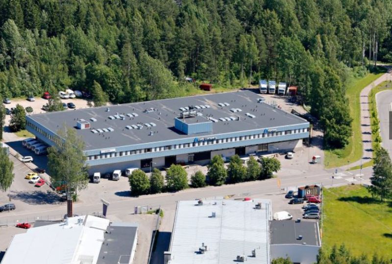 Vuokrattavana sisäänajettavaa varastotilaa kahdella nosto-ovella ja lastauslaiturilla, yhteensä n. 1778 m² sisältäen n. 75 m²:n parvitoimisto-osuuden + sosiaalitilat (pohjakuvassa lila puoli). Varastotilan korkeus n. 5,5 metriä, lattiakantavuus 1.500 kg/m². Lisäksi siistikuntoista ja valoisaa toimis...