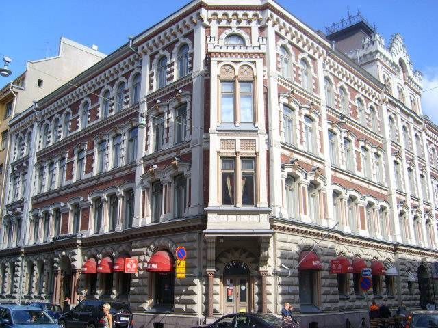 Vuokrataan persoonallinen liiketila keskustan arvokiinteistössä, käynti porrasaulan läpi korkeaan ja avaraan avotilaan jossa kattoikkunat. SOITA ja SOVI ESITTELY! puh. 09 7745 100.