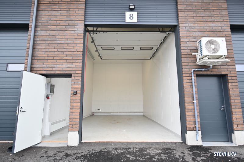 Siistiä hallitilaa 40m2 *Siisti *Iso ovi *Soita 0400999900 ja kysy lisää.