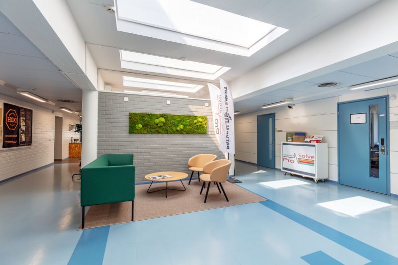 2. kerroksen oleskelutila lähellä tätä toimitilaa