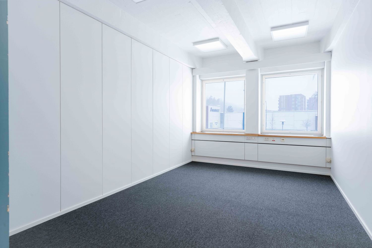 Kuva huoneen sisältä, tekstiilimatto 