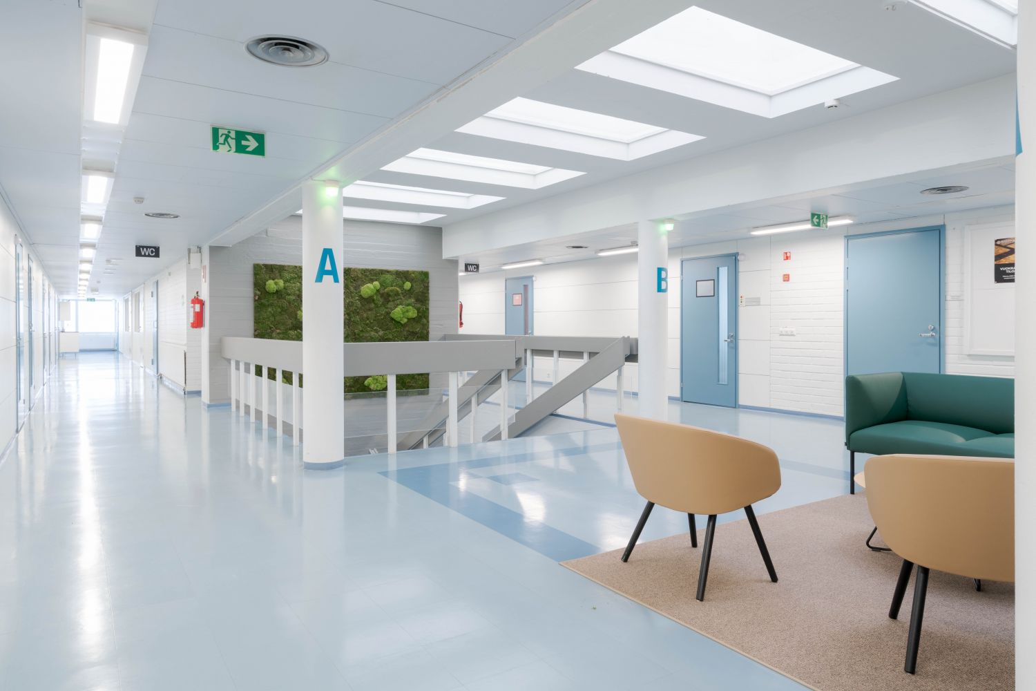 Yläkerran yleinen tila ja oleskeluryhmä