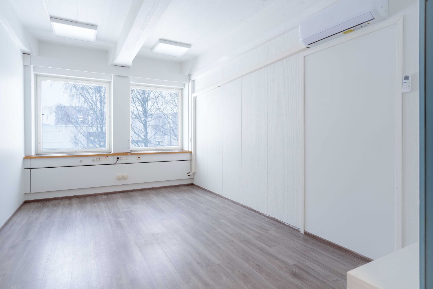 Toinen huone jossa vinyylilankkulattia ja ilmalämpöpumppu