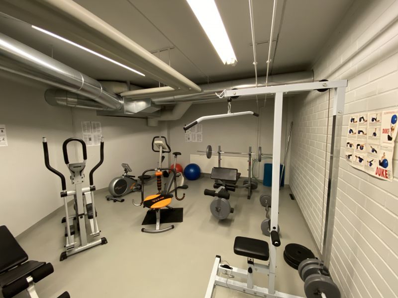 Kellarissa kuntosali yhteiskäytössä