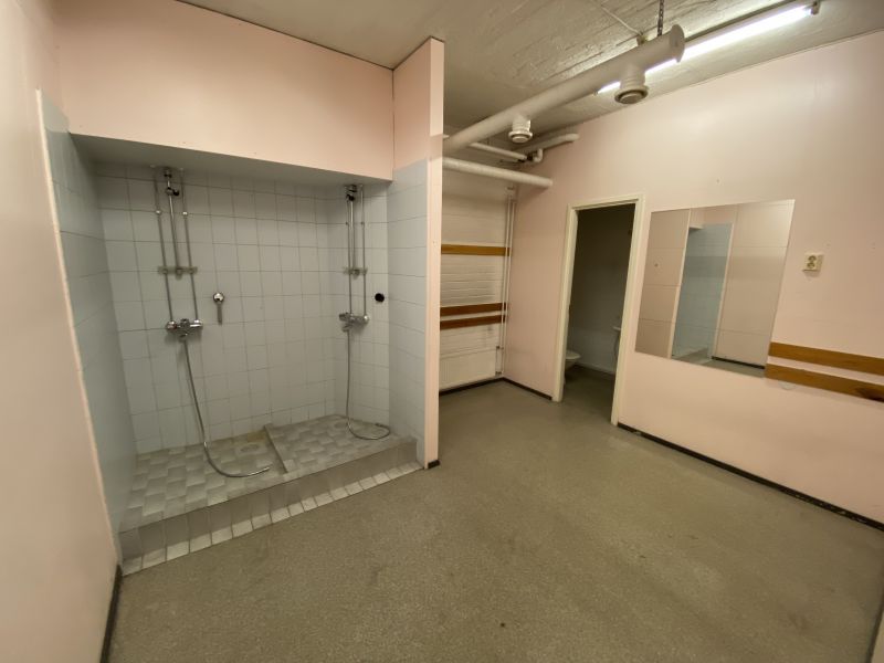 0.kerroksessa myös suihkutiloja ja pukuhuoneita