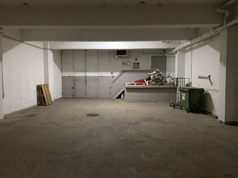 0.kerroksessa kaksi lastauslaituria