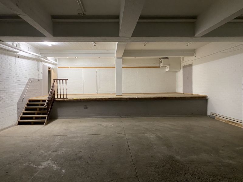 0.kerroksessa kaksi lastauslaituria