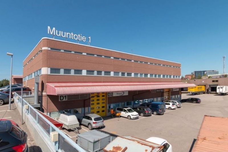 Vuokrattavana siisti ensimmäisen kerroksen varasto tai autohalli Vantaan Muuntotiellä. Yläikkunoilla varustettu toimitil...