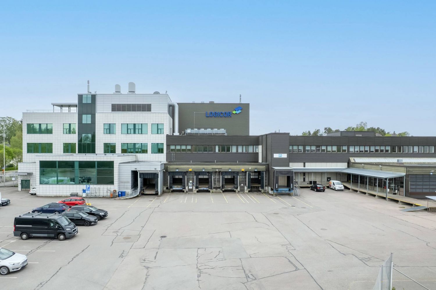 Vuokrataan varasto 3421 m2. 6 kpl lastaussiltoja, monipuoliset lastausmahdollisuudet eri kokoisille ajoneuvoillle. Varaston korkeus osittain 8.5 m, varasto on valmiiksi hyllytetty, pieni toimisto ja sosiaalitilat. Varasto- ja toimistokiinteistö on rakennettu vuonna 1982. Hyväkuntoiset varastotilat...