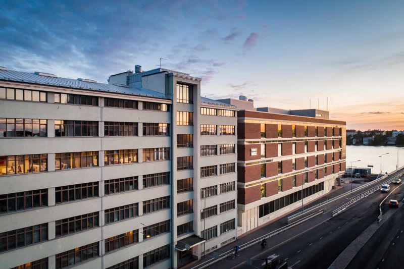 Neljännen kerroksen valoisa ja muuttovalmis 238,5 m² toimisto Tallbergintalosta, Ruoholahdesta.