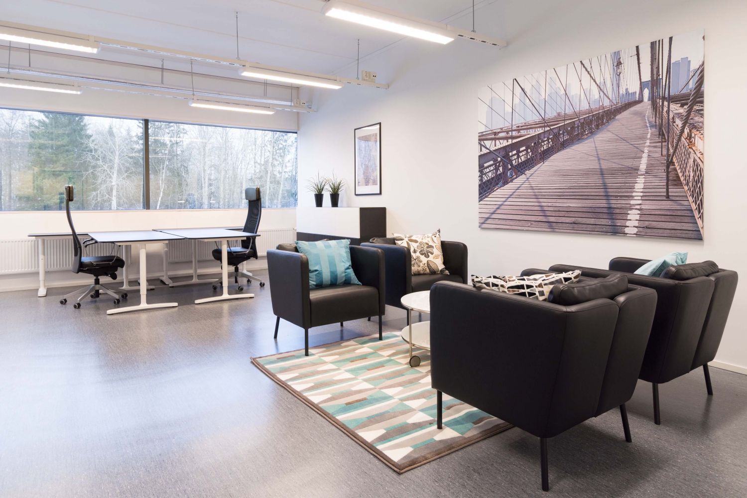 toimisto ikkunan suuntaan