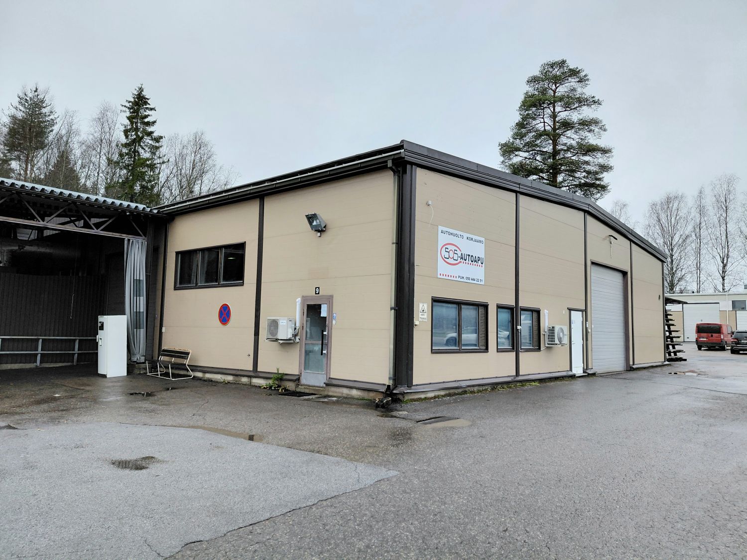 Vuokrattavana 499 m² monikäyttöinen hallitila Suoraman teollisuusalueella. Tila soveltuu erinomaisesti autokorjaamoksi, tuotanto- tai varastokäyttöön, ja siinä on myös valmis toimistotila. Toimitilassa on viimeksi toiminut autokorjaamo. Tilassa on eri sivuilla kaksi nosto-ovea – toinen sähköinen ...