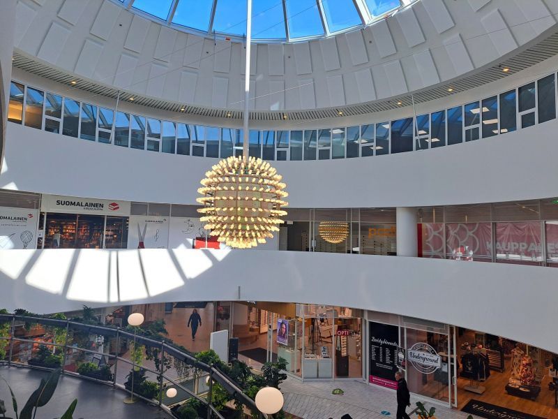 Minnan Kauppakeskuksen keskus aukio ja kahvila Bru