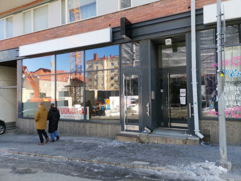 Nyt heti vapaana peruskuntoinen liiketila hyvältä paikalta Nokia Areenan vierestä. Tästä remontoimalla saat edustavan tilan isoilla näyteikkunoilla. Pysäköinti kadun vieressä aivan tilan edessä.