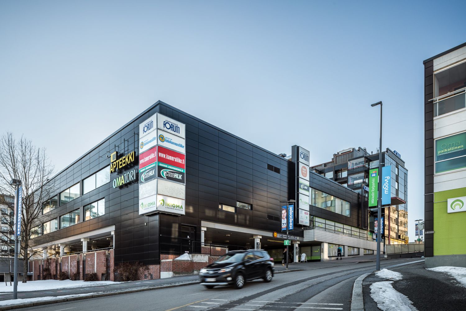 Julkisivkuva kiinteistön takaa