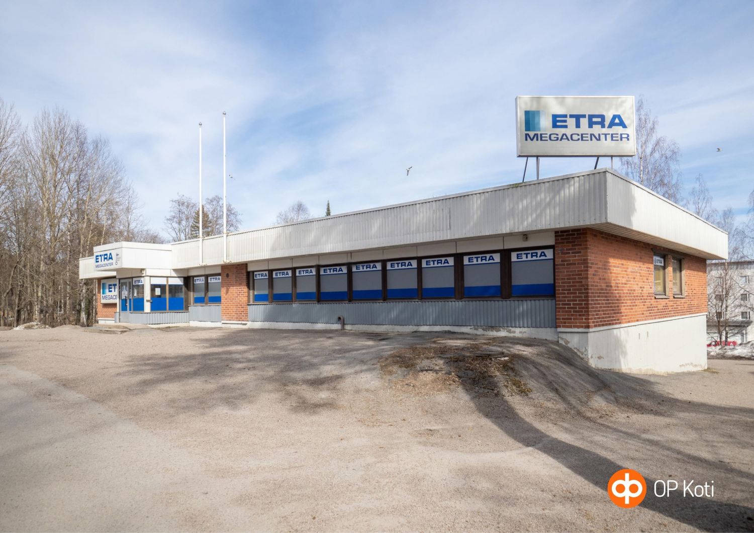 Äänekosken keskustassa tarjolla omalla 2374 m2 tontilla alunperin 1966 rakennettu ja 1976 laajennettu myymälärakennus. Tiloissa on toiminut aiemmin Etola. Tilat rinneratkaisuna kahdessa kerroksessa siten että yläkerrassa myymälätilaa sekä toimistot. Alakerrassa myymälä- ja varastotilaa, sos.tilat ja...