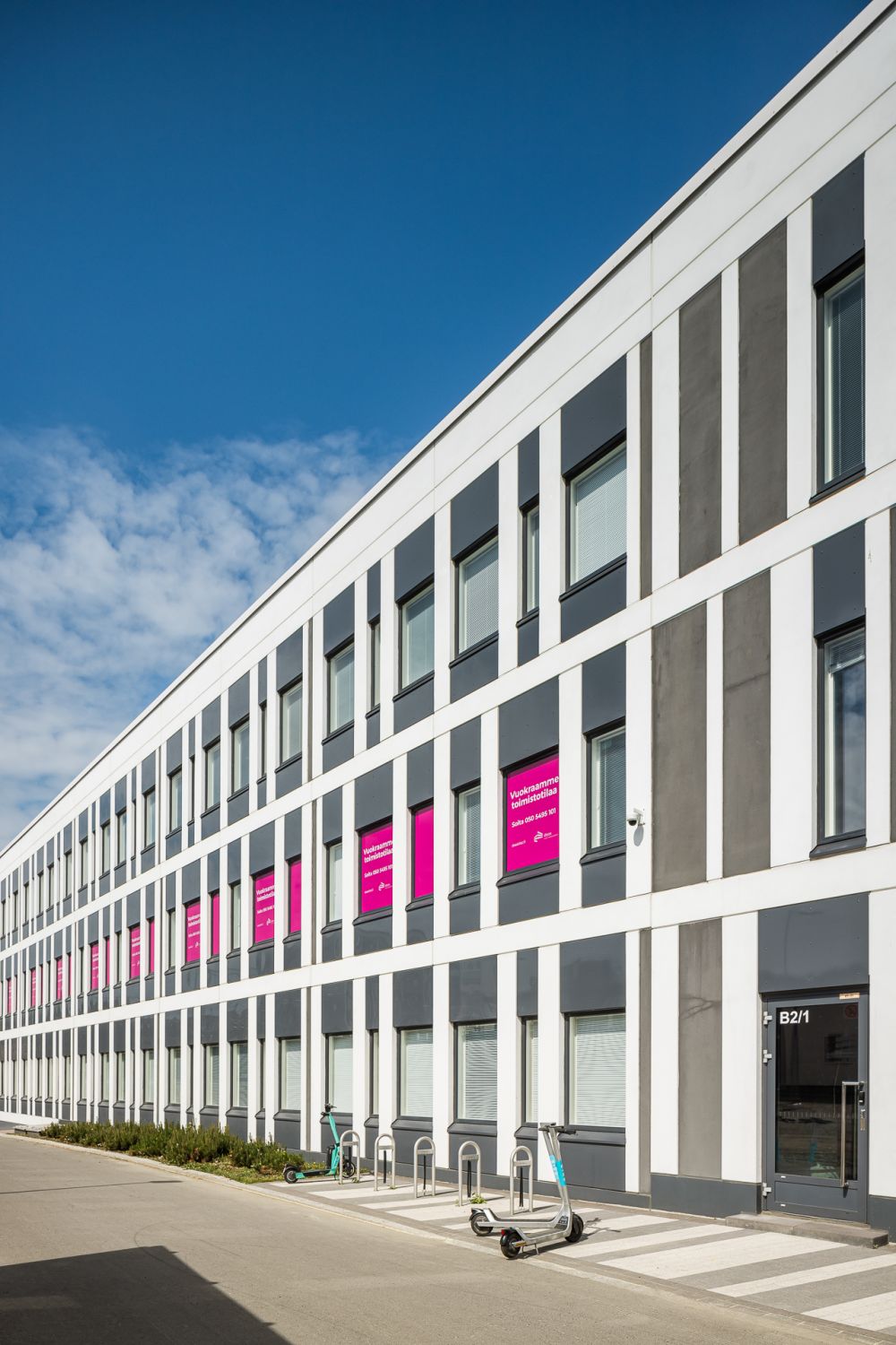 Toimistosiipi radalta päin 2