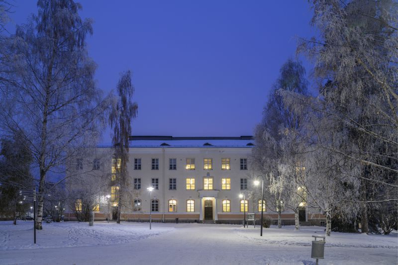 Päärakennus talvi-iltana