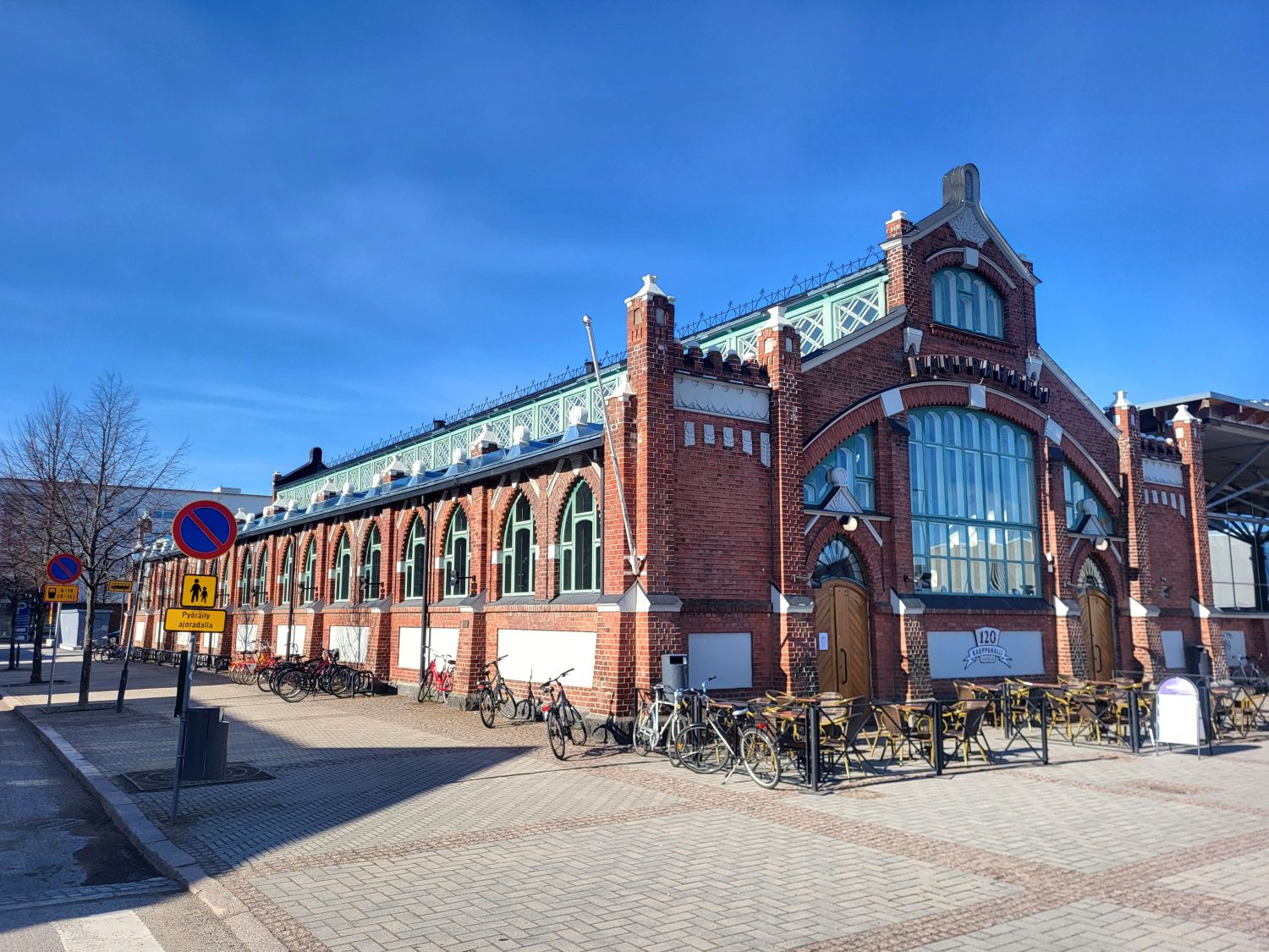 Heti vapaana 3 eri tyyppistä ja kokoista myyntipaikkaa. Tilat soveltuvat erinomaisesti esim. lihakauppiaalle, leipomokau...