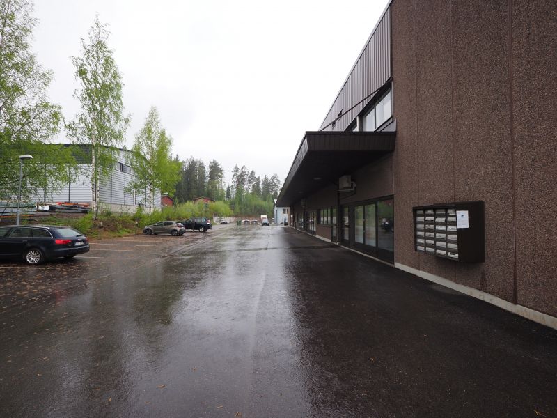 72 m2 liike/toimitila Järvihaka centerissä Klaukkalassa.