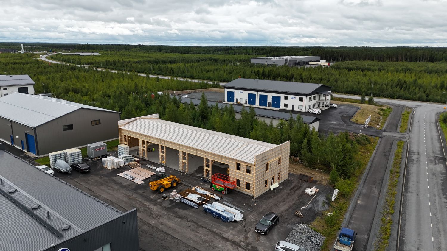 Vuokrataan uutta hallitilaa uudella Roveksen alueella lähellä Primapoweria. Toimisto- ja varastotilaa, vielä voit vaikut...