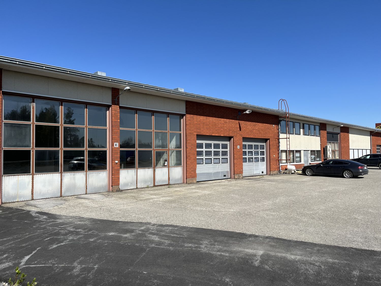 Loisto sijainnilla sisääntyloväylän varrella Närpiön kaupan ja tuotannon keskuksessa varastotilaa 145 m2. Kaksi korkea o...