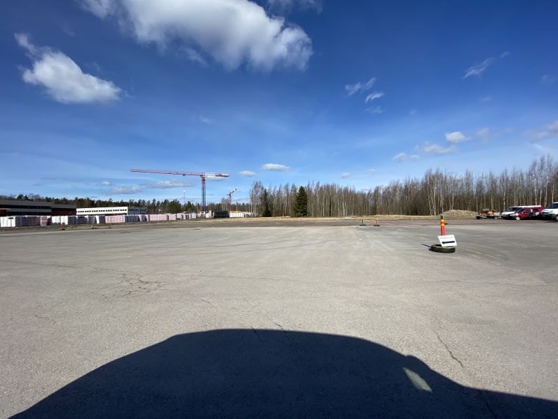 6000 m2 hiekkapihatilaa alle 2 km kehä 3:lta ja  Hämeenlinnnanväylältä Piispankylässä. 