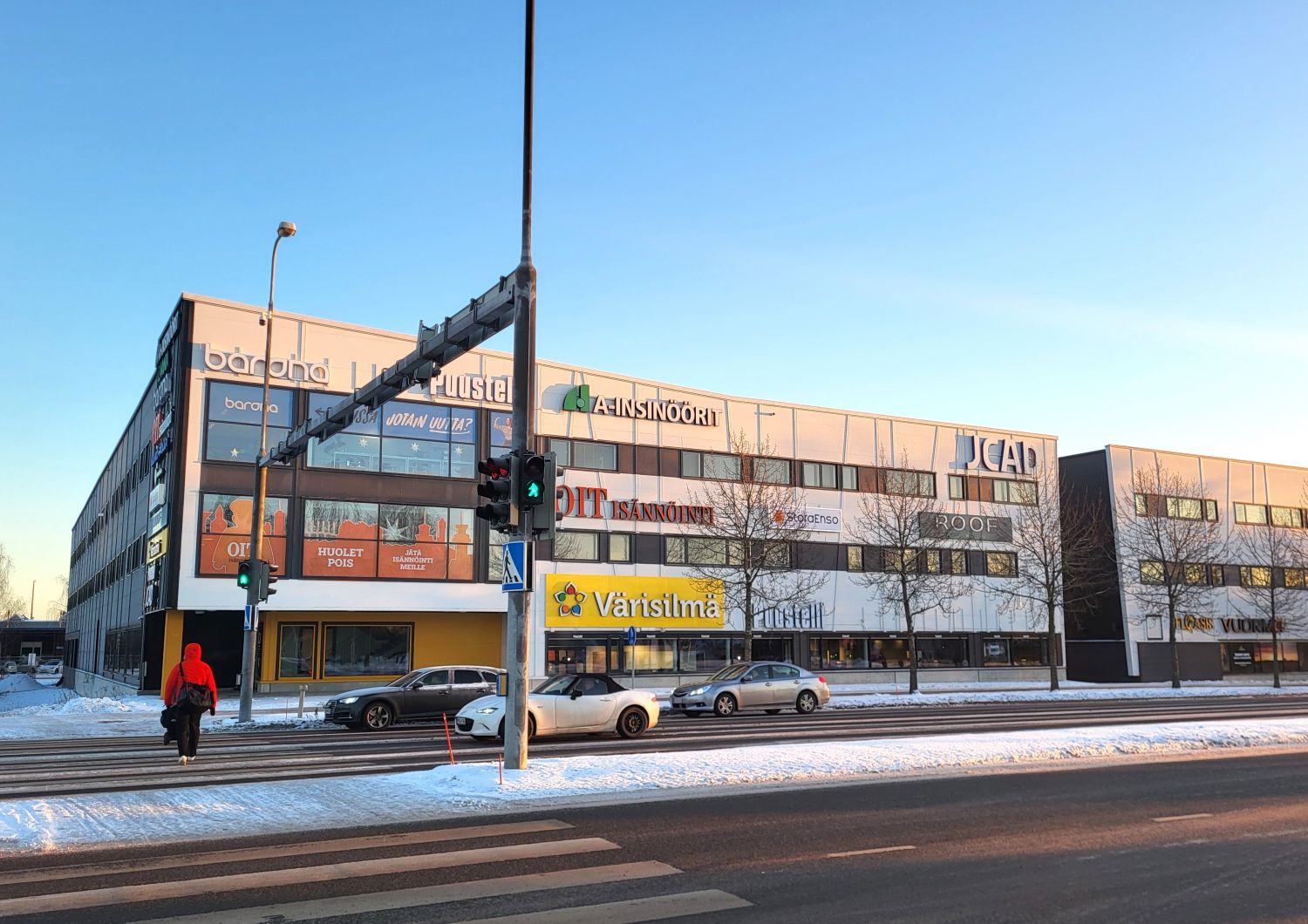 Vuokrataan loistavalla näkyvyydellä olevaa liiketilaa Limingantullista Prismaa vastapäätä Joutsensillan kupeesta!
Kellar...