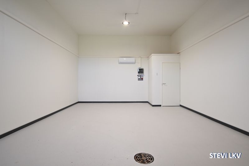 Hallitilaa 45m2 tai 90m2 Liedossa *Korkeat nosto-ovi *Wc *Heti vapaa *Soita 0400999900 ja kysy lisää.