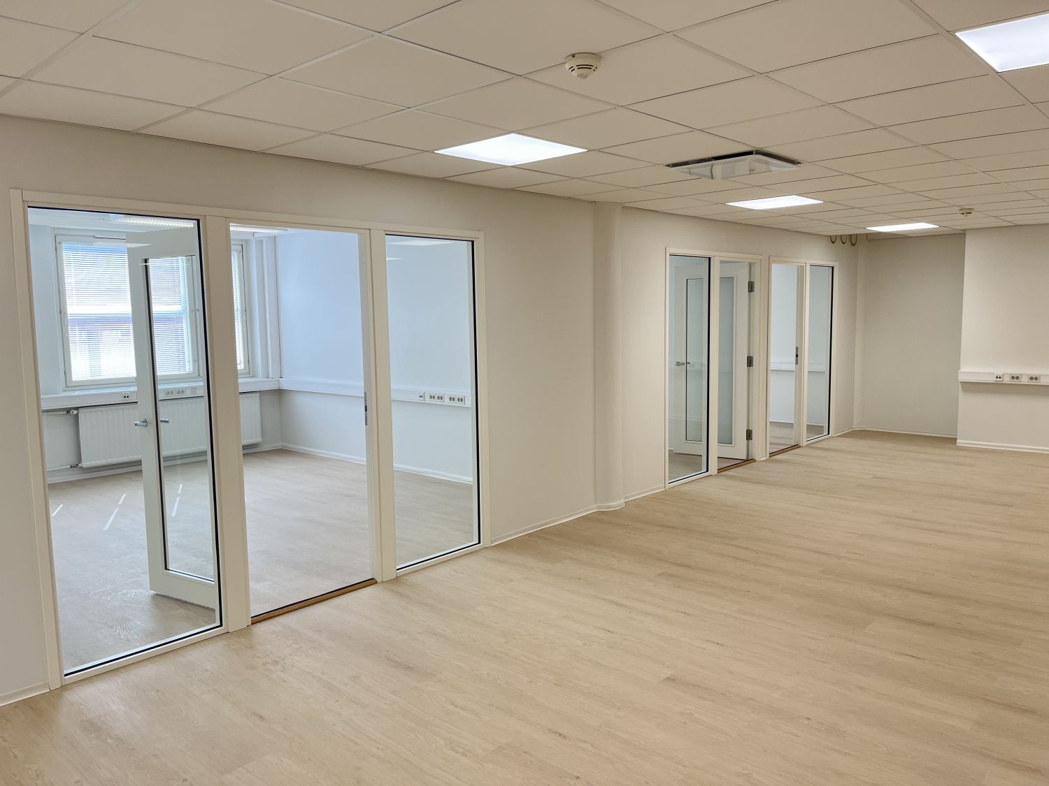 Nyt tarjolla kesän aikana remontoitu toimistotila suositulta Tullin alueelta! Remontin yhteydessä lattiapinnoitteet on uusittu, valaistus vaihdettu led-valoihin sekä keittiön kaapistot ja laitteet on modernisoitu. Tilaan on poikkeuksellisesti myös suora tavarahissiyhteys!Layout sisältää avaran a...