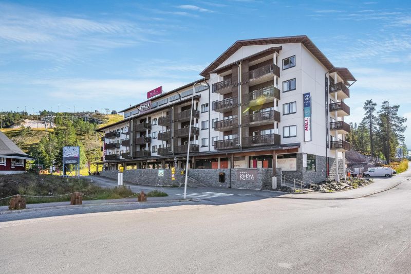 Vuonna 2014 rakennettu tyylikäs kattohuoneisto Rukan kylälle päin.