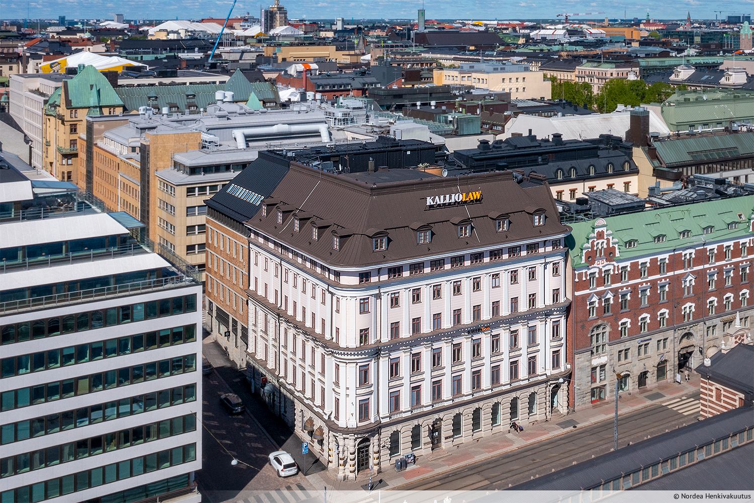 Vuokrataan edustavalla sijainnilla ydinkeskustassa, aivan meren &auml;&auml;rell&auml; oleva toimistotila. Tilassa on useita huoneita, avotilaa, wc- ja suihkutilat sek&auml; keitti&ouml;. Kiinteist&ouml; sijaitsee Helsingin keskustassa, Kauppatorin l&auml;heisyydess&auml;.&nbsp;Kiinteist&ouml; on B...