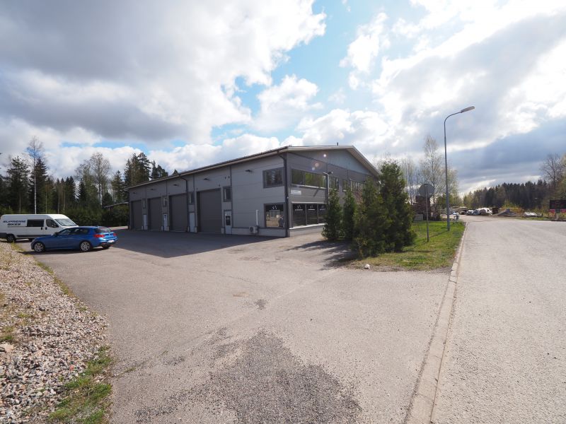 Myydään vuokrattuna 129 m2 sisään ajettava työtila omalla suihkullisella wc:llä Tuusulan Lahelassa. Katso pohjakuva www. jonne.fi