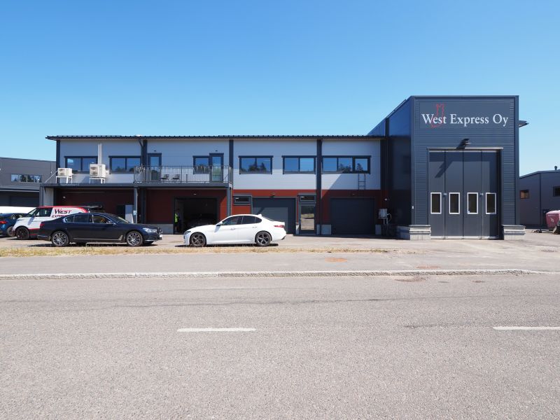 Myydään Espoon Juvanmalmilta kaupungin vuokraoikeus, jolla sijaitsee noin 800 m2 täydellinen auton pesu-/huoltohalli toimistoilla ja sosiaalitiloilla. Pohjakuvat: www.jonne.fi
