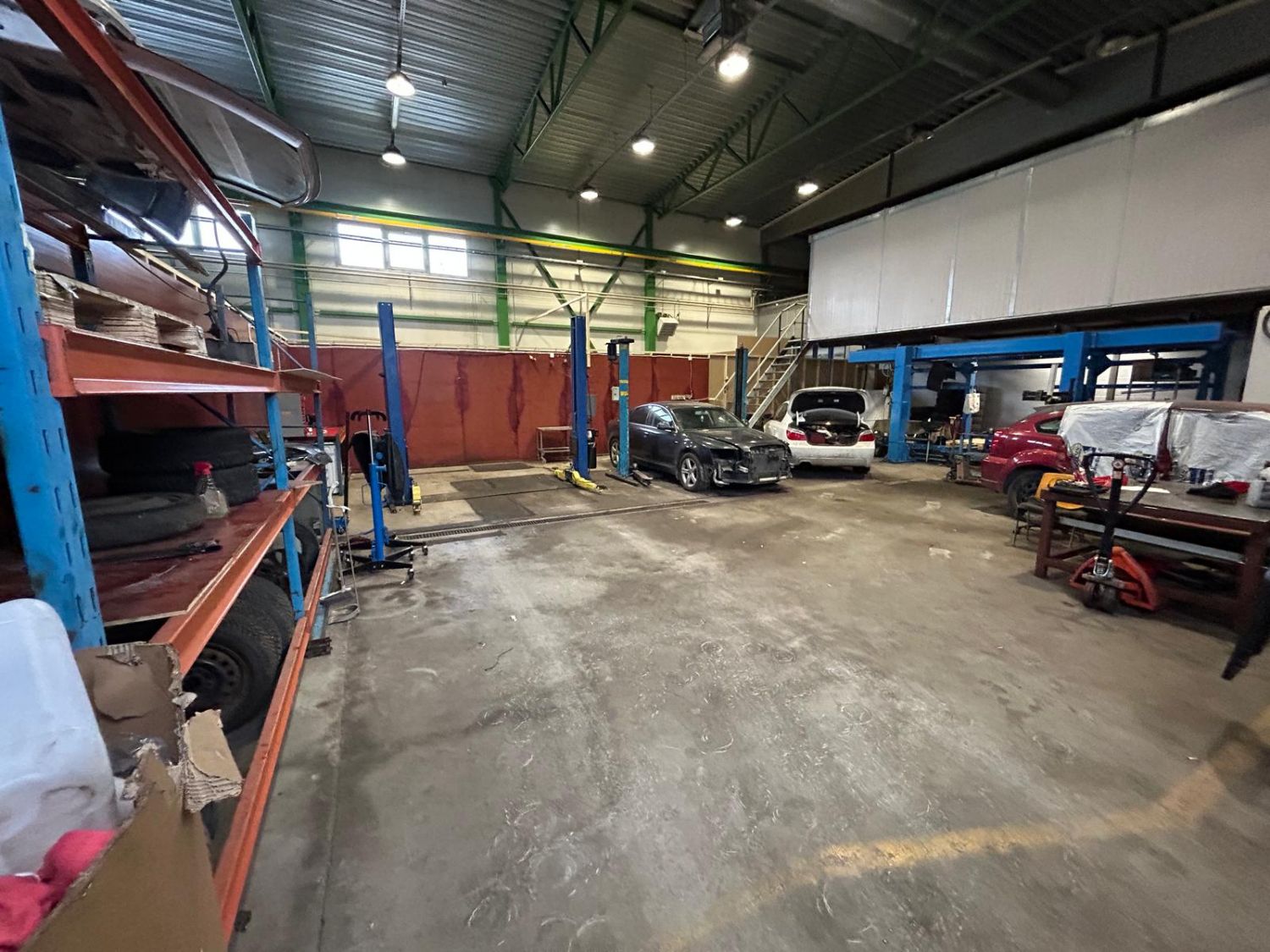 Korkea hallitila Tampereen-Lempäälän rajalta. 220 m2 korkea hallitila nosto-ovella. Niinikuruntie 4 aivan moottoritien k...